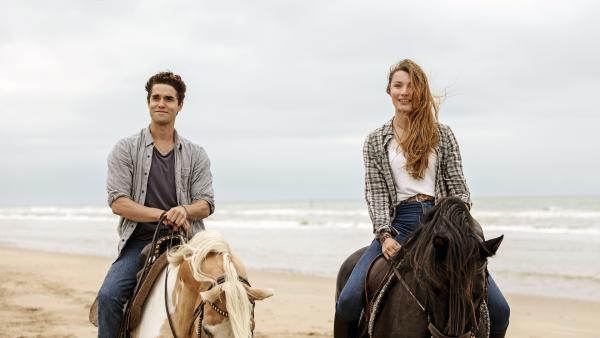 Bild 1 von 3: Lou (Leia Holtwick) und Cal (Max Befort) am Strand