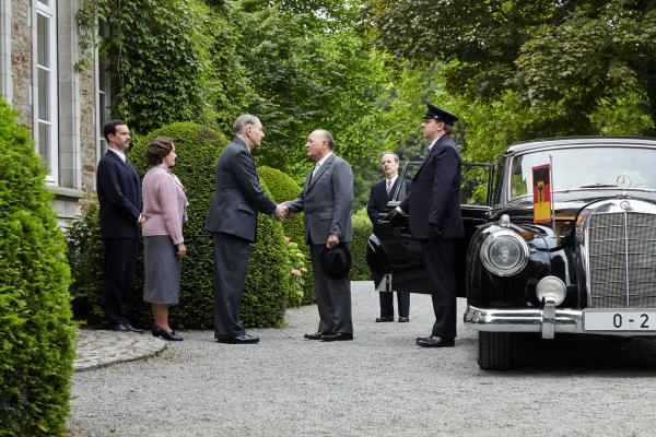 Bild 1 von 13: 14. September 1958: Bundeskanzler Konrad Adenauer (Burghart Klaußner, 3.v.r.) und Ministerpräsident Charles de Gaulle (Jean-Yves Berteloot, 3.v.l.) begegnen sich zum ersten Mal im beschaulichen Colombey-les-Deux-Églises. Nicht nur Ehefrau Yvonne (Hélène Alexandridis, 2.v.l.) und Sohn Philippe (Pierre Lognay, l.) schauen mit Spannung auf das Treffen. Auch Adenauers Berater Günther Bachmann (Fabian Busch, 2.v.r.) und Fahrer Willi Klockner (Ronald Kukulies, r.) haben ihre eigene Meinung zu diesem historischen Moment.