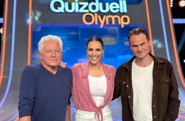 Bild 1 von 2: Moderatorin Esther Sedlaczek (M.) mit den Kandidaten des Teams \