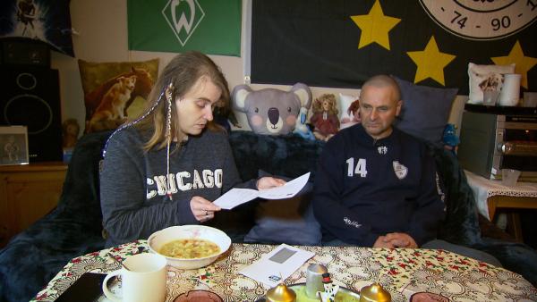 Bild 1 von 2: Jessica (38) und Olaf (42) aus Hamburg haben den Besuchstermin beim Jugendamt mit ihrem in Obhut genommenen Sohn erst einmal abgesagt