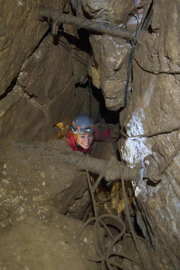 Bild 1 von 15: Hinab in die Unterwelt der schwäbischen Alb. In den unterirdischen Wasserläufen der Vetterhöhle folgt Jasmina Neudecker dem Weg des Wassers. Kein leichtes Unterfangen: Die Gänge sind eng, die Abstiege gefährlich und das Wasser unberechenbar.