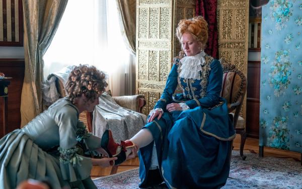 Bild 1 von 14: Raus aus dem Jagdkostüm, rein in die Abendgarderobe: Liselotte von der Pfalz (Gergana Pletnyova, r.) berichtet von den vielen Ablenkungen des Adels am Hof von Versailles.