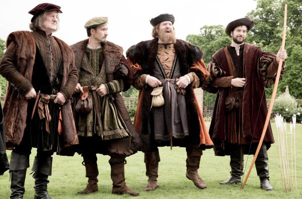Bild 1 von 5: Auch der Adel macht sich Sorgen um die englische Thronfolge: der Duke of Norfolk (Bernard Hill), William Brereton (Alastair Mackenzie), der Duke of Suffolk (Richard Dillane) und Henry Norris (Luke Roberts, v.l.).