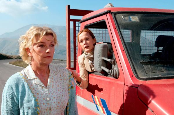 Bild 1 von 15: Lisbeth (Saskia Vester, links) und Carla (Katja Flint) sind in einen heftigen Streit geraten.