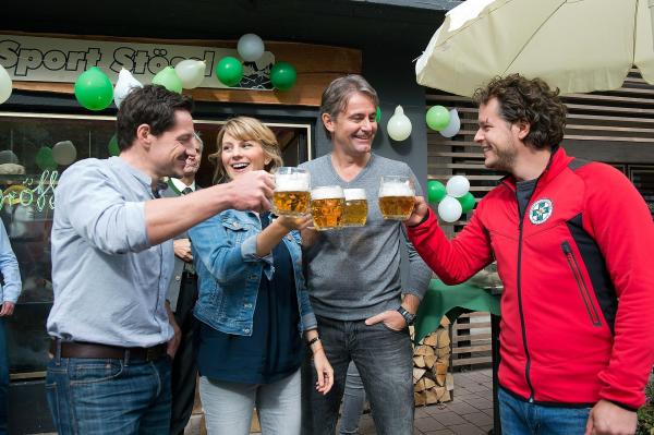 Bild 1 von 8: Im Bild: Die Bergretter Tobias (Markus Brandl, l.), Katharina (Luise Bähr, 2.v.l.), Michael (Robert Lohr, 2.v.r.) und Benjamin (Mirko Lang, r.) feiern den glücklichen Ausgang der Rettungsaktion.