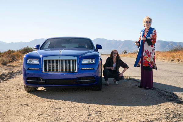 Bild 1 von 3: Deborah (Jean Smart, r.) lädt Ava (Hannah Einbinder, l.) zu einer Spritztour ein, doch die Fahrt nimmt eine unerwartete Wendung.