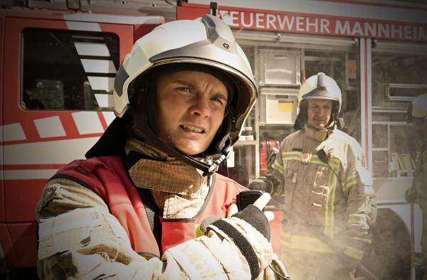 Bild 1 von 4: Feuerwehrfrau Billy Johannes (Anna Schimrigk) übernimmt die Staffelführung.