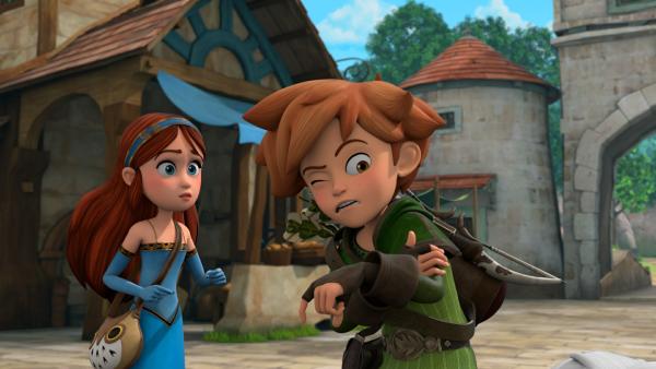 Bild 1 von 5: Robin (rechts) hat sich am Arm verletzt. Marian (links) ist besorgt.