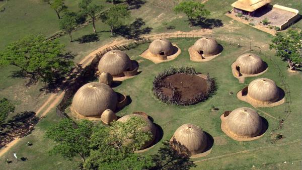 Bild 1 von 4: Diese moderne Rekonstruktion zeigt einen so genannten Kraal, also eine Siedlung mit Gehege für das Vieh