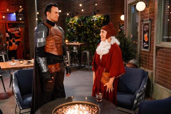 Bild 1 von 15: Max (Cheyenne Jackson, l.); Kat (Mayim Bialik, r.)