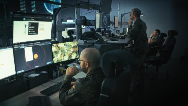 Bild 1 von 5: In der Einsatzzentrale des Weltraumkommandos der Bundeswehr in Uedem, NRW, sind die Soldaten Tag und Nacht im Einsatz.