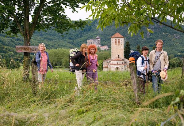 Bild 1 von 15: Fünf Pilger unterwegs: Während Eva (Saskia Vester, li.) die Natur genießt, beobachten Caroline (Ulrike Kriener, 2.v.li.) und Estelle (Nina Hoger, 3.v.li.), wie die trauernde Judith (Inka Friedrich) mit dem sympathischen Paul (Hubertus Grimm) flirtet.