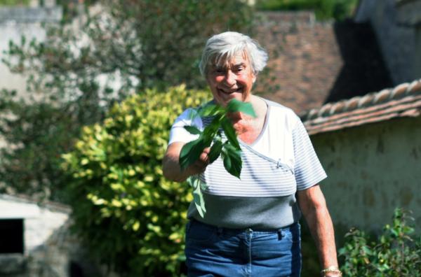 Bild 1 von 6: Die Großmutter verbringt gerne Zeit im Garten.