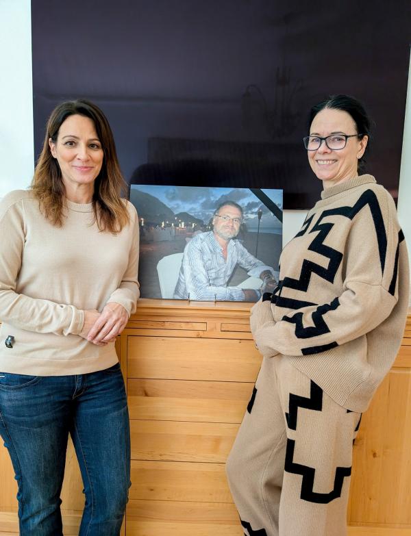 Bild 1 von 11: Wie ist es, zu sterben? Wie fühlt er sich an, der Tod? Das sind Fragen, die sich wohl jeder und jede von uns irgendwann mal stellt. Lisa Gadenstätter trifft Menschen, die dem Tod ins Auge geblickt haben - die Nahtoderfahrungen erlebt haben. Und fragt nach: müssen wir uns vor dem Tod fürchten? Denn eines steht fest: über den Tod spricht niemand gern. Und er findet meist hinter verschlossenen Türen statt - in Krankenhäusern, Hospizen oder Altenheimen.  Wie bewältigt man die Angst vor dem Tod enger Freunde und Familienangehöriger? Was dürfen Kunst und Humor und was wäre, wenn wir ewig leben würden? Auf der Suche nach Antworten trifft sie Schauspieler Philipp Hochmair, in die Rolle des Todes schlüpft und Lisa an Orte schickt, wo sie dem Thema nicht ausweichen kann. Im Bild: Lisa Gadenstätter und Anett Bommer vor dem Bild ihres verstorbenen Ehemanns Michael.