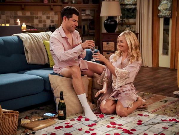 Bild 1 von 18: Dave Johnson (Max Greenfield, l.); Gemma Johnson (Beth Behrs, r.)