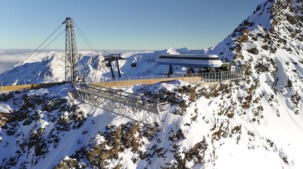 Bild 1 von 5: SWR-Moderator Johannes Zenglein reist ins Ötztal und möchte herausfinden, wie ein Skiurlaub rund um Sölden günstig gestaltet werden kann und was man außer Pistenspaß dort noch erleben kann. Hier am Aussichtspunkt.