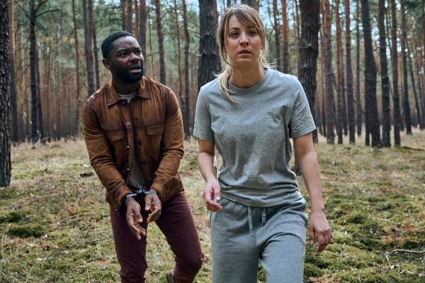 Bild 1 von 28: Dave Brackett (David Oyelowo, l.); Emma Brackett (Kaley Cuoco, r.)