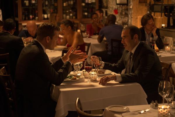 Bild 1 von 2: Louis (Rick Hoffman, r.) wird die Seniorpartnerschaft angeboten - doch Jessica und Harvey (Gabriel Macht, l.) wollen seine Stimme für Jessica gewinnen. Ein Abendessen wird zum taktischen Schachzug.