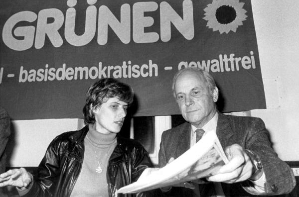 Bild 1 von 2: Im November 1984 auf einer Parteiveranstaltung der Grünen)