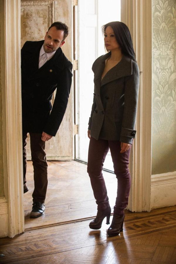 Bild 1 von 24: Werden sie Moriarty überführen können? Sherlock Holmes (Jonny Lee Miller, l.) und Joan Watson (Lucy Liu, r.) ...