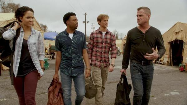 Bild 1 von 9: (v.l.n.r.) Riley Davis (Tristin Mays); Wilt Bozer (Justin Hires); MacGyver (Lucas Till); Jack Dalton (George Eads)