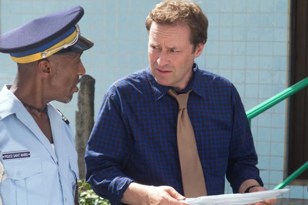 Bild 1 von 4: Der Engländer DI Jack Mooney (Ardal O'Hanlon, r.) wird schon nach kurzer Zeit auf der karibischen Insel um Hilfe bei den Ermittlungen zu einem Mordfall gebeten. Dwayne (Danny John-Jules, l.) informiert ihn über den aktuellen Stand der Ermittlungen.