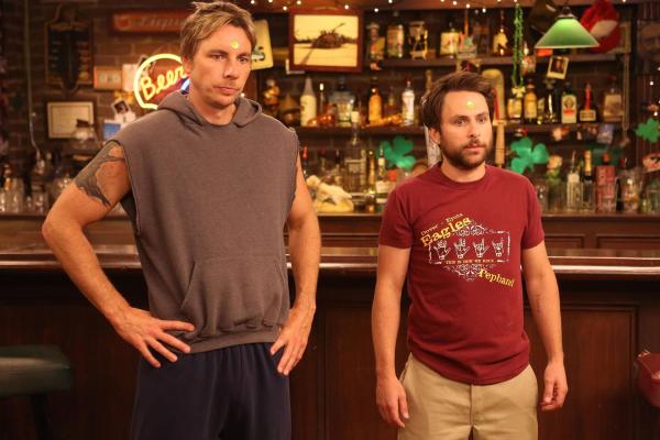 Bild 1 von 8: Jojo (Dax Shepard, l.); Charlie Kelly (Charlie Day, r.)
