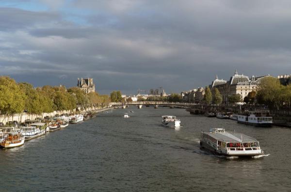 Bild 1 von 2: Die Seine gilt als Wahrzeichen von Paris.