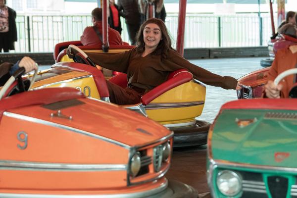 Bild 1 von 9: Kim Noakes (Maisie Williams)