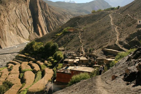Bild 1 von 5: Der fruchtbare Boden in Mustang, Nepal, sorgt dafür, dass seit über tausend Jahren Menschen hier leben und Landwirtschaft betreiben. Dafür nehmen sie auch die Gefahr von drohenden Erdbeben und Erdrutschen in Kauf.