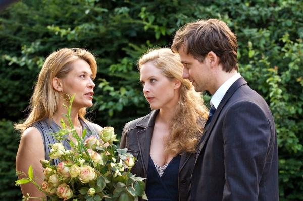 Bild 1 von 18: Greta (Diana Amft, M.) stellt ihrer Mutter Christiane (Barbara Rudnik, l.) ihren frisch gebackenen Ehemann David (Florian Stetter, r.) vor.