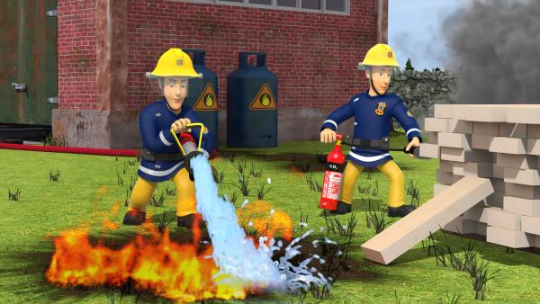 Bild 1 von 3: Am Bahnhof löschen Elvis und Arnold den Brand, der von einem davongerollten Grill verursacht wurde.