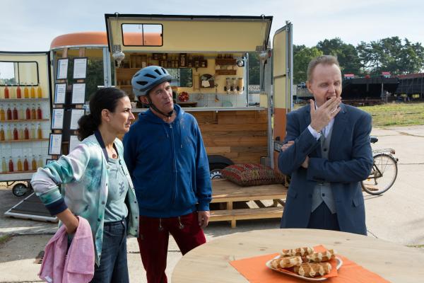 Bild 1 von 5: Yasemin Saidi (Sanam Afrashthe, links) hat einen stressigen Tag: Der übermüdete Ordnungsmann Heinz Kluthe (Holger Handtke, rechts) fordert weitere Zulassungen für den Foodtrailer. Zum Glück hat Yasemin Fritz Fuchs (Guido Hammesfahr, Mitte) an ihrer Seite.