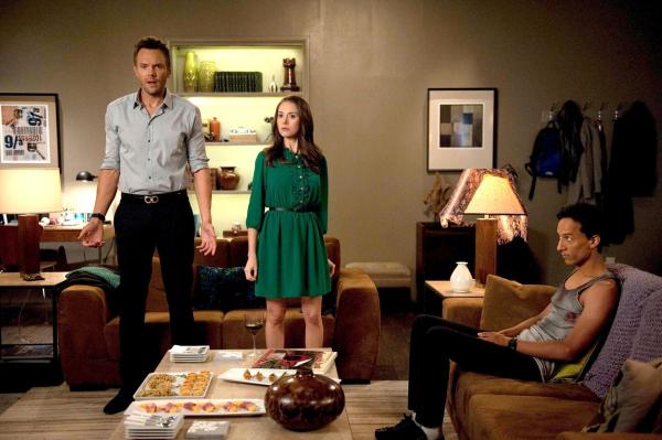 Bild 1 von 20: Nachdem Jeff (Joel McHale, l.) liebevoll ein Weihnachtsfest für seine Freunde, darunter auch Abed (Danny Pudi, r.), organisiert, droht die Stimmung zu kippen. Annie (Alison Brie, M.) hat nämlich einen ungebetenen Gast eingeladen ...