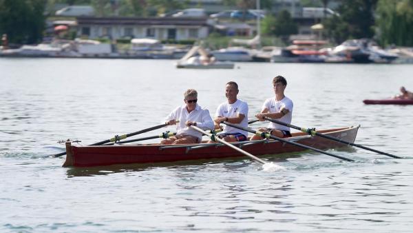 Bild 1 von 10: Im Bild: Karl Hohenlohe im Ruderboot mit Josef Bertagnoli und Andreas Bertagnoli auf der Alten Donau.