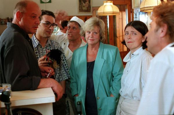 Bild 1 von 5: Im Bild (v.li.): Wolfgang Böck (Trautmann), Alexander Lutz (Robert Henker), Gerhard Swoboda (Hassan), Marianne Mendt (Gitti Schimek), Katharina Manker (Katharina).