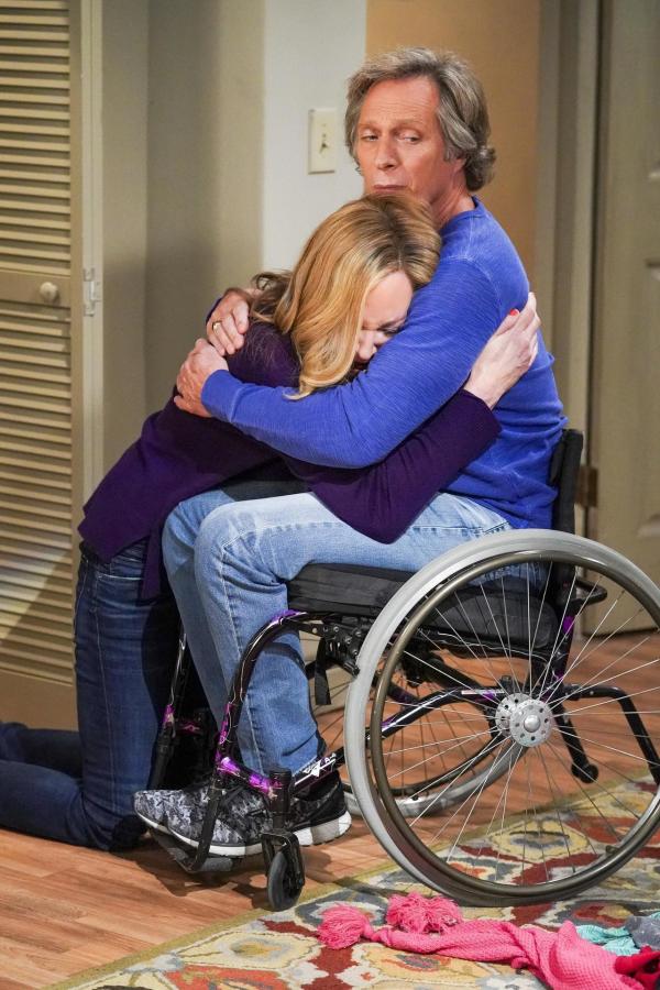 Bild 1 von 1: Im Bild: Allison Janney (Bonnie), William Fichtner (Adam).