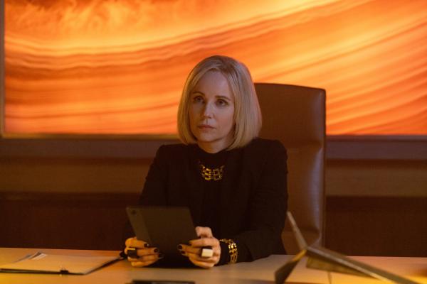 Bild 1 von 3: Mrs. Rothman (Sofia Helin) führt harte Verhandlungen mit Max Grendel - doch wird sie seiner Forderung nachgeben?