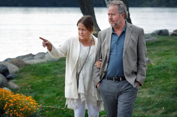 Bild 1 von 6: Besonders den Nachbarn Anna (Magdalena in de Betou) und Pär-Anders (Douglas Johansson) ist die protzige Villa von Carsten und Celia ein Dorn im Auge.