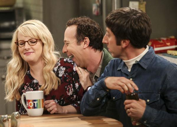 Bild 1 von 19: Während Bernadette (Melissa Rauch, l.) und Howard (Simon Helberg, r.) mit einer unerwarteten Nachricht zurechtkommen müssen, scheint auch Stuart (Kevin Sussman, M.) endlich eine Frau in seinem Leben zu haben ...