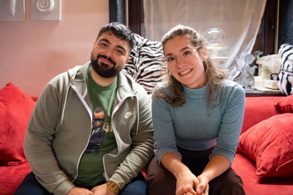 Bild 1 von 1: Humor ist Serdar Karibiks Waffe gegen Diskriminierung - er erzählt Lisa Budzinski, wie er Comedian geworden ist und warum er fest davon überzeugt ist, dass Humor heilsam ist.