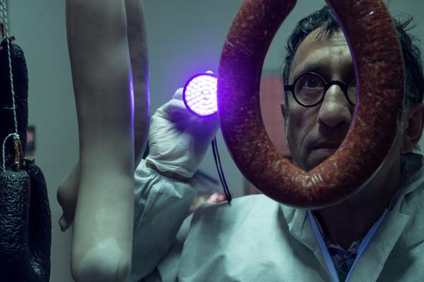 Bild 1 von 4: Geht's hier um die Wurst? Der Leiter der KTU Jan Arnaud (Mike Zaka Sommerfeldt) untersucht den Tatort - einen bekannten Stuttgarter Landgasthof, dessen Besitzer tot aufgefunden wurde. Der Spurensicherer hat seine Arbeit aufgenommen, während das gesamte SOKO Kommissaren-Team bei einer Teambuilding-Maßnahme festsitzt.