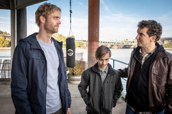 Bild 1 von 8: Benjamin (Bernd-Christian Althoff, l.) ist sich nicht sicher, ob es die richtige Entscheidung ist, seinem Bruder Max (Henning Hartmann, r.) dabei zu helfen, Henri (Niklas Post, M.) außer Landes zu bringen.