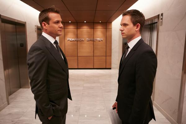 Bild 1 von 2: Mike (Patrick J. Adams, r.) und Harvey (Gabriel Macht) wird  bei der Übernahmeschlacht um Gillis Industries illegale Zusammenarbeit vorgeworfen.