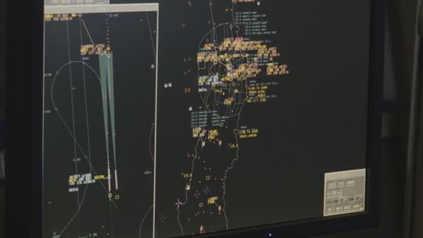 Bild 1 von 3: Auf dem Bildschirm des Flughafenkontrollzentrums werden internationale Flugrouten überwacht - ein entscheidendes Werkzeug im Kampf gegen den Drogenhandel.