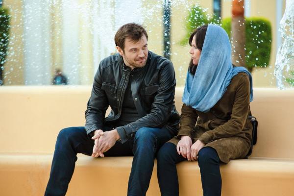Bild 1 von 10: Yevgeny Gromov (Costa Ronin, l.); Carrie Mathison (Claire Danes, r.)