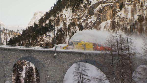 Bild 1 von 2: Im Winter muss regelmäßig meterhoher Schnee von der Bahnstrecke geräumt und die Tunnel der Albula- und der Berninalinie von Eis befreit werden.