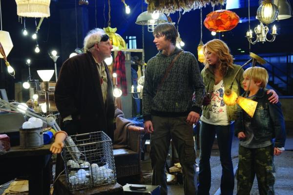 Bild 1 von 7: Nur der verrückte Creepy Carl (Bruce Dern, l.), der vor Jahren dem schwarzen Loch bereits einmal entfliehen konnte, kann Lucas (Nathan Gamble, r.), Dane (Chris Massoglia, 2.v.l.) und Julie (Haley Bennett, 2.v.r.) helfen. Doch den drei Kindern steht ein harter Kampf bevor, weil dem geheimnisvollen Loch im Keller inzwischen etwas wirklich Böses entstiegen ist ...