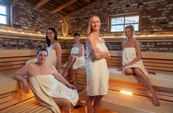 Bild 1 von 1: Fünf Frauen tauschen sich offen und ehrlich aus, über Unlust, schlechte Stimmung oder Schlafprobleme - ohne Tabus und falsche Scham: Sind das schon die Wechseljahre? Welche Risiken hat diese herausfordernde Zeit, gerade wenn die Wechseljahre früh beginnen? Von links: Katrin, Katja, Kathrin, Janet, Andrea.