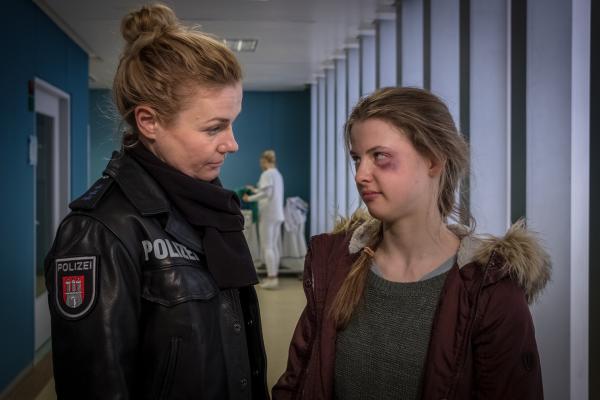 Bild 1 von 10: Franzi (Rhea Harder-Vennewald, l.) nimmt ihrer Tochter Emma (Sina Michel, r.) die Erklärung, woher diese ihr Veilchen hat, nicht ab.